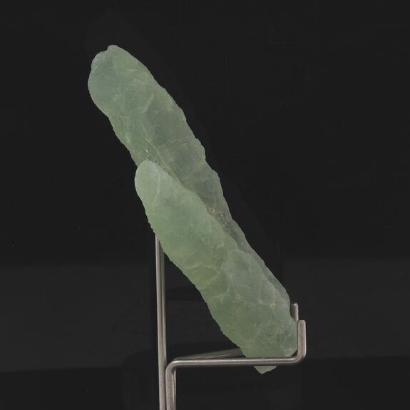 Prehnite stalactite. 114.5 ct.