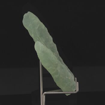 Prehnite stalactite. 114.5 ct.