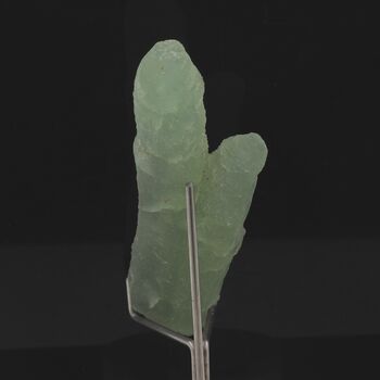 Prehnite stalactite. 114.5 ct.