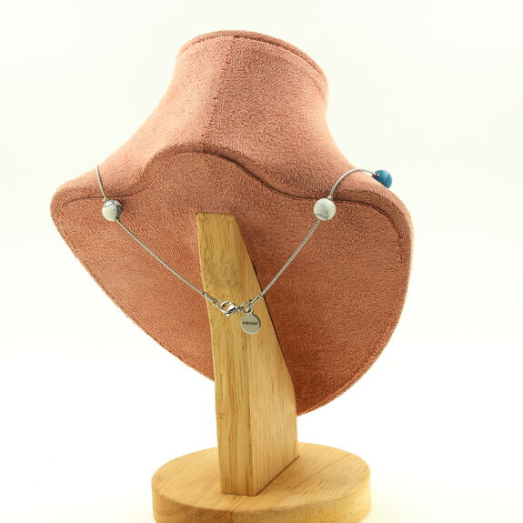 Collier 9 Perles Howlite + Apatite 8 mm chaine en acier inoxydable.