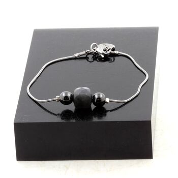 Bracelet en acier inoxydable 1 Perle Labradorite 9 mm cube à facettes + 2 Perles Hématite 6 mm.