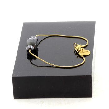 Bracelet en acier doré inoxydable 1 Perle Labradorite 9 mm cube à facettes + 2 Perles Hématite 6 mm.