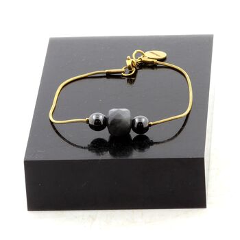 Bracelet en acier doré inoxydable 1 Perle Labradorite 9 mm cube à facettes + 2 Perles Hématite 6 mm.