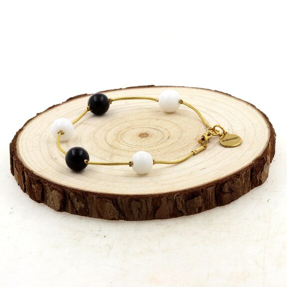 Bracelet en acier doré inoxydable 5 Perles Agate blanche + Agate noire 8 mm.