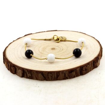 Bracelet en acier doré inoxydable 5 Perles Agate blanche + Agate noire 8 mm.