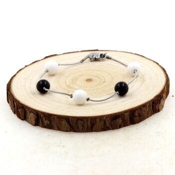 Bracelet en acier inoxydable 5 Perles Agate blanche + Agate noire 8 mm.
