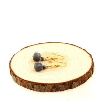 Boucles D'oreilles 1 Perle Labradorite 9 mm cube à facettes + 1 Perle Hématite 4 mm en acier doré inoxydable.