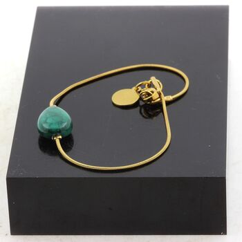 Bracelet en acier doré inoxydable 1 Perle Malachite poire 10x14 mm.