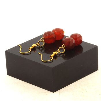 Boucles D'oreilles 2 Perles Agate rouge 8 mm forme cube à facettes en acier doré inoxydable.