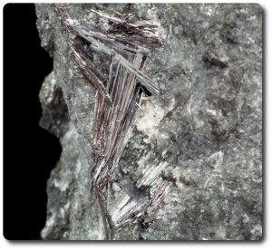 9,3 grams KERMESITE ON MATRIX