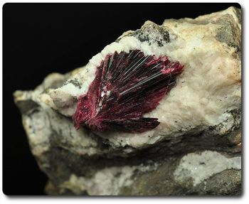 375 grammes. ERYTHRITE SUR MATRICE