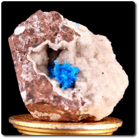 50 g PENTAGONITE ON HEULANDITE