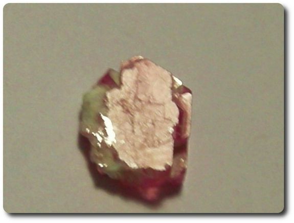 0.85 cts BIXBITE EMERAUDE ROUGE