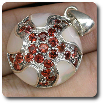 PENDENTIF GRENAT & NACRE