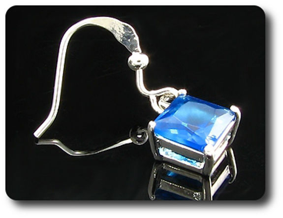 BOUCLES D'OREILLE SAPHIR BLEU