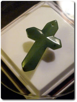 6,6 g JADEITE A JADE CROSS PENDANT