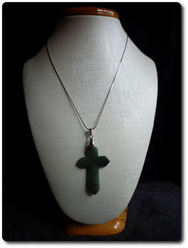 6,6 g JADEITE A JADE CROSS PENDANT