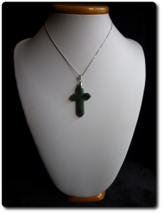 6,6 g JADEITE A JADE CROSS PENDANT
