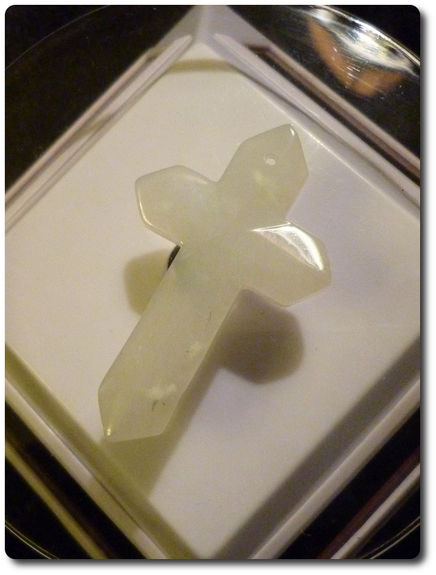 8,0 g WHITE JADEITE A JADE CROSS PENDANT