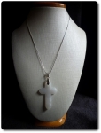 8,0 g WHITE JADEITE A JADE CROSS PENDANT