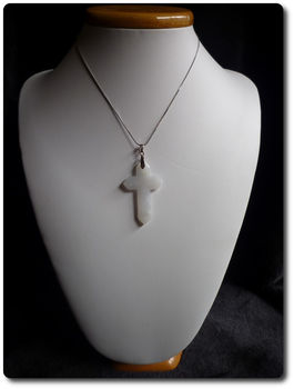 8,0 g WHITE JADEITE A JADE CROSS PENDANT