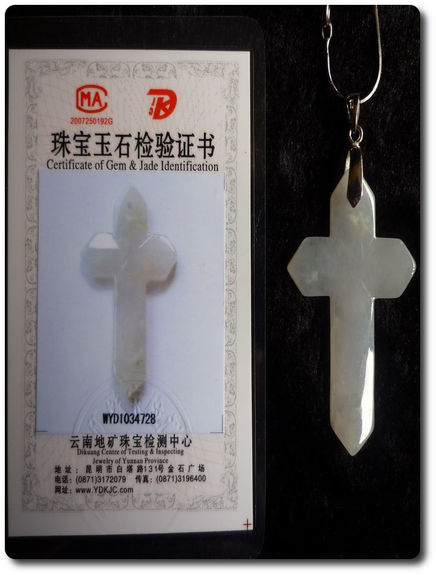 8,0 g WHITE JADEITE A JADE CROSS PENDANT