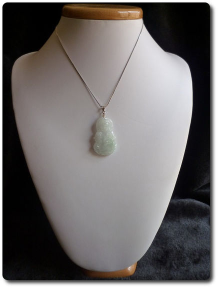 10,5 g JADEITE A JADE PENDANT " Guan Yin "