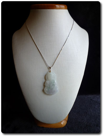9,9 g JADEITE A JADE PENDANT " Guan Yin "
