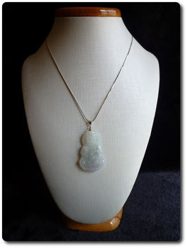 9,9 g JADEITE A JADE PENDANT " Guan Yin "