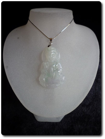 9,9 g JADEITE A JADE PENDANT " Guan Yin "