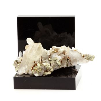 Quartz, Pyrite, Baryte, Siderite. 276.8 ct.