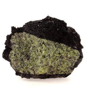 Péridotite. 994.3 ct.