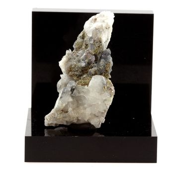 Brookite + Quartz gris. 108.8 ct.