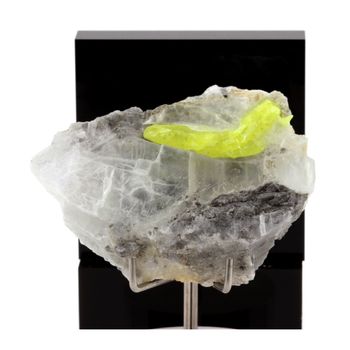 Soufre + Gypse. 153.4 ct.