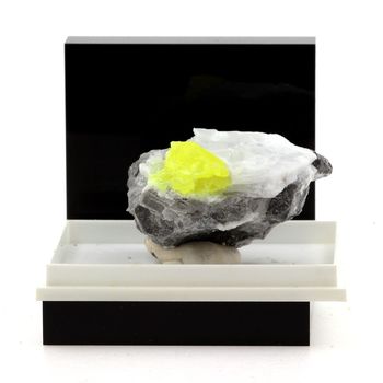 Soufre + Gypse. 131.5 ct.
