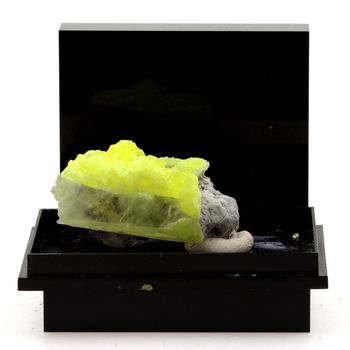 Soufre + Gypse. 67.6 ct.