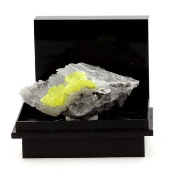 Soufre + Gypse. 155.7 ct.