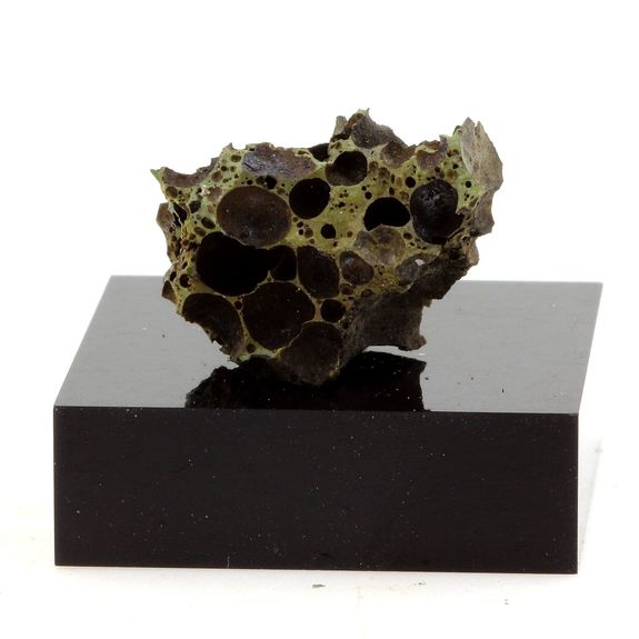 Pitchstone. 10.73 ct.