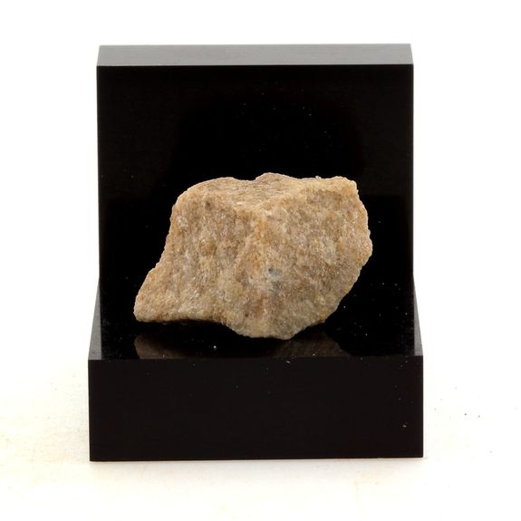 Akermanite Åkermanite. 16.78 ct.
