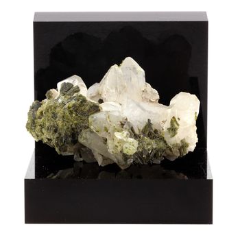 Epidote + Quartz. 731.7 ct.