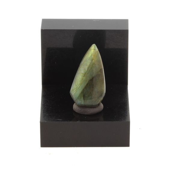 Labradorite. 12.5 ct.