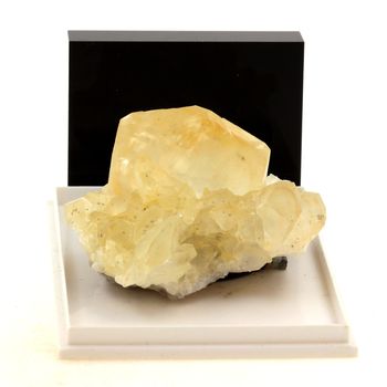 Calcite. 368.1 ct.