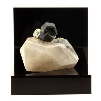 Apatite + Quartz. 599.6 ct.