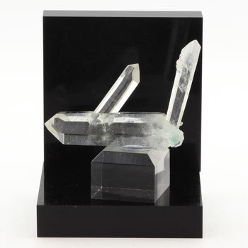 Quartz + Malachite. 88.6 ct.