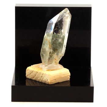 Quartz, Chlorite. 61.5 ct.