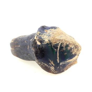 Os de dinosaure + Opale noire. 26.6 ct.