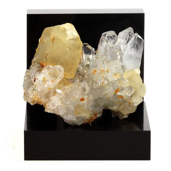 Dolomite, Quartz. 116.9 ct.