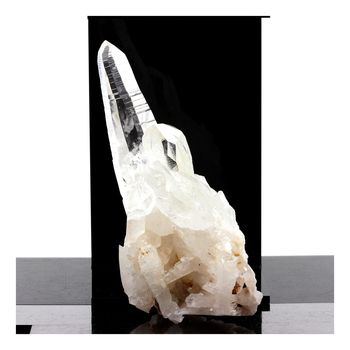 Quartz. 1736.0 ct.