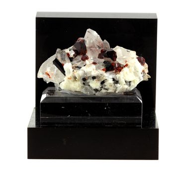 Grenat, Orthose, Quartz, Tourmaline. 900.0 ct.