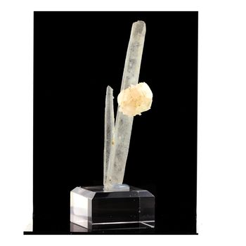 Calcite + Quartz. 238.5 ct.
